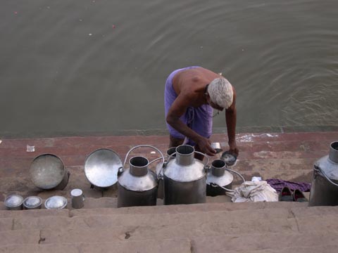 Spalatul vaselor in Gange