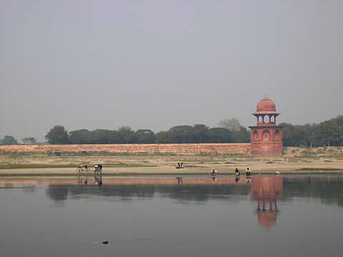 Fundatiile Taj-ului negru, care n-a mai fost terminat, pentru ca Shah Jahan a fost inchis in fortul Agra de catre fiul sau, Aurangzeb