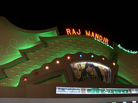 Raj Mandir, seara