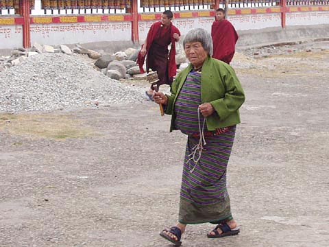 Femeie bhutaneza, in costum dungat specific