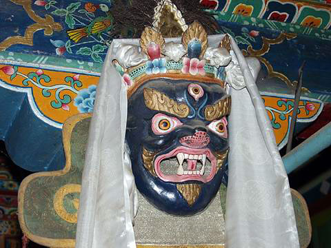 Masca folosita in dansurile traditionale Chaam