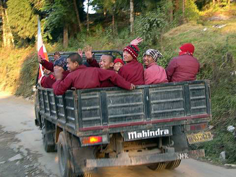 Camionul scolii budiste