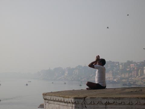 Yogin pe malul Gangelui