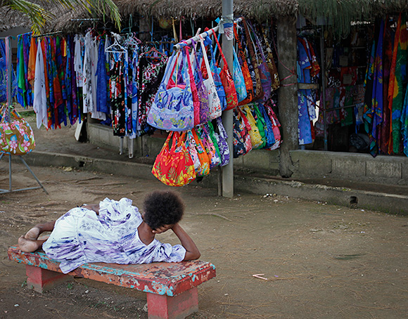 Femeie Ni-Vanuatu lenevind pe bancă
